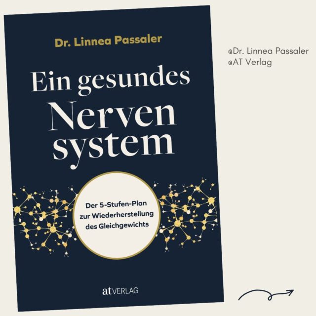 👀 Auf den ersten Blick: ein therapeutisches Fachbuch mit knapp 300 Seiten
👀 Doch auch: ein lebensnahes, persönliches Handbuch mit vielen praktischen Übungen, Fachdetails und Hintergrundwissen von Dr. Linnea Passaler.  👀 Für alle, die sich mit Stress, Burnout, Ängsten, Krisen, PTBS und mehr auseinandersetzen.  Für Berater, Coaches oder Therapeuten finden sich eine vielzahl von praktischen und praxisnahen Anwendungen, die leicht und schnell durchzuführen sind. Wer – ganz privat – mehr über sich kennenlernen will und vor allem gesund bleiben oder wieder werden möchte, ist das ein wunderbarer Ratgeber fürs Leben! Denn: Krisen bleiben nicht aus.  Mehr auf meinem gesunden Blog: https://dasgesundmagazin.de/2026/06/02/lesetipp-ein-gesundes-nervensystem-von-dr-linnea-passaler/  #dasgesundmagazin #gesundlesen #nervensystem #atverlag