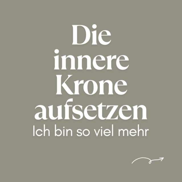 👑 WÜRDE-VOLLES
Schon lange Zeit beschäftigt mich die Frage: Wie drückt sich Würde aus? Wann lebt ein Mensch in seiner Würde, und zwar zu 100 %? Und: Wie sehr würdigen wir selbst unser Leben?  👑 Würde hat auch etwas mit Werten zu tun – und die können von Mensch zu Mensch ganz unterschiedlich ausfallen. Die beliebten Werte-Übungen mit einer Skalierung* können dir hier selbst eine Richtschnur sein. Würde ist auch ein Wert, oder?  In meiner Wahrnehmung erlebe ich heute viel Entwürdigung in der Gesellschaft: Armut, Not, Hilflosigkeit, Verzweiflung. Und: Scham. Es spielt sich im Privaten und in der Gesellschaft ab. Würde ist für mich ein Zustand, der außerhalb von Definitionen bestimmter Systeme steht. Würde kippt schnell in das Gegenteil um. Es ist eine Frage der Würde oder die berühmte Ent-Würdigungs-Frage:  Würde und Armut sind schnell ein Paar.
Würde und Isolation kommen meistens zusammen daher.
Würde und Scham sind eine krasse Kombi.
Würde und Trauma gesellen sich gerne.  Würde und eine Frau sein.
Würde und eine Frau mit Kindern sein.
Würde und alt sein.
Würde und ohne Arbeit sein.
Würde und krank sein.
Würde und arm sein.  Ich will es verstehen. Ich will es im Ganzen fühlen können.  👑 Würde lenkt erst einmal den Blick in Scheinwerfergröße auf das Außen, auf die Rolle, auf das Wirken – auf Definitionen und Muster. Ich bin mein Beruf. Ich bin mein Geld. Ich bin mein Haus. Ich bin meine Kinder. Ganz banal.  👑 Was ist mit der inneren Würde, die wie ein kostbarer Schatz im Kern eines (jeden) Menschen lebt. Hoffentlich!
Es ist die Würde, die jeden Tag deine innere Krone aufsetzt.  👑Was bedeutet es, die innere Krone aufzusetzen?👑  Es ist das Würdigen deines Menschseins im Hinblick auf das Universum**.
Es ist das Würdigen deiner Lebendigkeit.
Es ist das Würdigen deines Herzschlags.  … und vor allem:
Es ist das Gefühl von „Ich bin sehr viel mehr als Krankheit, Sorgen, Probleme, Schicksal, Hadern, Scham, Not ...  👑 Dieser eine Gedanke (und vielleicht auch laut ausgesprochene Satz) „Ich bin mehr als ….“ öffnet den Raum, die innere Krone immer wieder von neuem aufzurichten und gerade zu rücken.  ICH BIN WÜRDE.
ICH BIN WÜRDE-VOLL.
👑  #dasgesundmagazin #birgitmatz