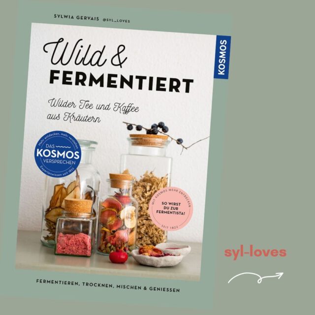 🥤Das Fermentieren ist eine uralte „Küchentechnik“, die zum Glück wieder boomt.  🥤Die Buchautorin, Wildkräuterpädagogin, zertifizierte Human-Microbiome-Expertin und Fermentista Sylwia Gervias @syl_loves kennt alle Tricks und Tipps, um Lebensmittel (wieder) lebendiger und gesünder zu machen.  🥤Sie zeigt im neuen Fachbuch, wie Kräuter & Beeren zu schmackhaften und nährstoffreichen Getränken werden. Sie verbindet dabei traditionelle Methoden mit modernen Ansätzen.  🥤Es gibt zahlreiche wilde Kräuter und Beeren, die wild gesammelt und sich schließlich fermentiert oder oxidiert zu einem Tee und Kaffee oder Scrub, Kefir und Kombucha wandeln.  🥤Da es hier eine fachgerechte Verarbeitung braucht, bietet das bildreiche und wunderschön aufgemachte Buch konkrete Hilfestellung, um die Technik „sauber“ zu erlernen und auch umzusetzen. Es ist nicht jede Pflanze dafür geeignet – doch es gibt viele, die üppig wachsen und Köstliches hervorbringen. Der Ratgeber begleitet außerdem das ganze Vegetationsjahr hindurch.  Und wann fängst du damit an?
#dasgesundmagazin #gesundlesen #fermentieren #kosmosverlag #wildertee #wilderkaffee #kombucha #sylloves