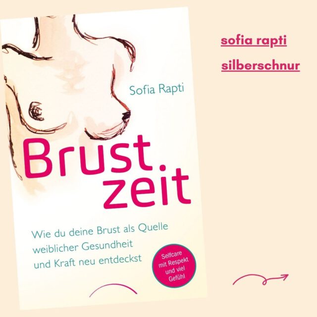 ❤️ZEIT FÜR DEINE HEILSAME BRUSTLIEBE!
❤️Das Ratgeberbuch von @sofia.rapti.brustgesundheit ist eine Liebeserklärung an deine ganze Brust & Körperin! Die Brust wird natürlicherweise in den Mittelpunkt platziert und aus dieser Körpermitte heraus ihre tiefe Verbundenheit und Vernetzung zu Nerven, Lymphe, Hormonen, Faszien und involvierten Organsystemen dargestellt und erklärt.  ❤️Dabei kommen vor allem die Erfahrungswelten aus der TCM, dem Yoga, der Osteopathie und der Psychologie zu Wort. Selbstverständlich werden die Brüste auch im Zusammenhang mit dem Zyklus, den Wechseljahren und möglichen Krankheiten beleuchtet.  ❤️Die liebevollen Zeichnungen vergolden das Buch auf besondere Weise. Hier fühlt sich jede Frau wie angenommen, respektiert und abgeholt. Viele Übungen, meditative Einheiten, Reflexionen, Ernährungstipps sowie anatomische Erklärungen formen ein ganzes Bild, in dem der Zugang zur Brust seine „angstbesetzte Zone“ verlassen kann. Dabei darf eine innige Verbindung zur Brust als weibliche Kraftquelle erwachsen. Wie wertvoll ist das! Eine gesunde Würdigung eines „Organs“, das für viele Frauen bisher nur als Brustkrebs-Sorge, Erotiksymbol oder stillende Brust gesehen wird.  ❤️Die Heilpraktikerin und Osteopathin Sofia Rapti hat den Ratgeber aus persönlicher Betroffenheit heraus geschrieben. Es ist wie ein Geschenk an die beste Freundin und viel, viel mehr als Vorsorge und Fürsorge: Es ist (d)eine heilsame Brustliebe! Es ist deine Mitte!  #brustliebe #dasgesundmagazin #gesundlesen #brustgesundheit #silberschnur_verlag #weiblichekraft #sofiaraptibrustgesundheit