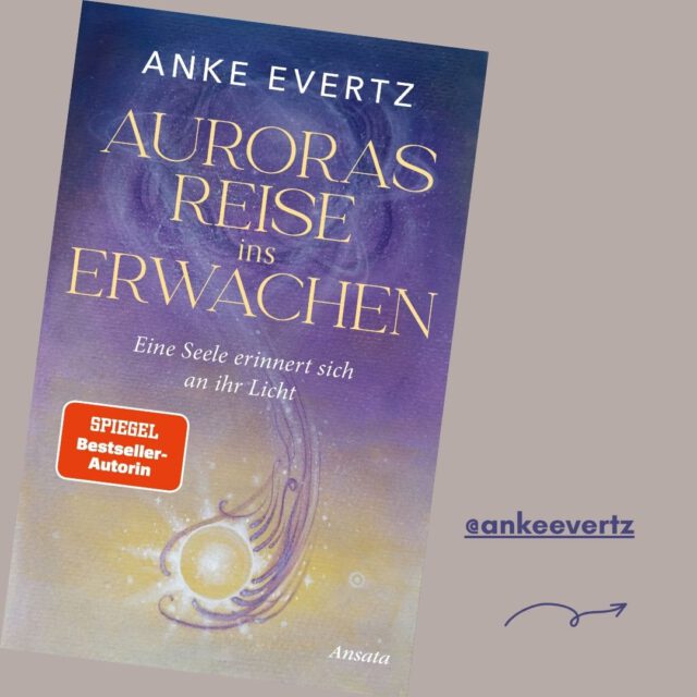 Mit „Neun Tage Unendlichkeit“ ist die Bestsellerautorin und spirituelle Mentorin Anke Evertz einem großen Kreis bekannt geworden. Mittlerweile liegt ihr 3. Buch vor: ein Roman über die Reise des Erwachens.  Es ist, als ob man mit der Geschichte von Aurora selbst noch einmal sein Leben von „ganz vorne“ anfängt und sich mit jeder Buchseite liebevoll erinnern darf. Der Lebensweg von Aurora ist zwar fiktiv, doch gleichzeitig lebensecht. Ja, wir alle haben das schon einmal gespürt oder erlebt! Die Protagonistin erinnert somit dich an dein Licht! 🙂 Sie durchschreitet tiefe Momente und hell leuchtende Erlebnisse ebenso. Bis sie mit jedem Schritt zu ihrer eigenen Erfüllung kommt …  Die Erzählung stimmt gnädig mit eigenen Zweifeln, Sorgen und Gedanken. Wie schön, dass es hier liebevoll sanfte Stupser gibt, um innezuhalten und wahrzunehmen – und endlich ganz zu leben.  #dasgesundmagazin #ankeevertz #ansata #erwachen #spirituellerroman #gesundlesen