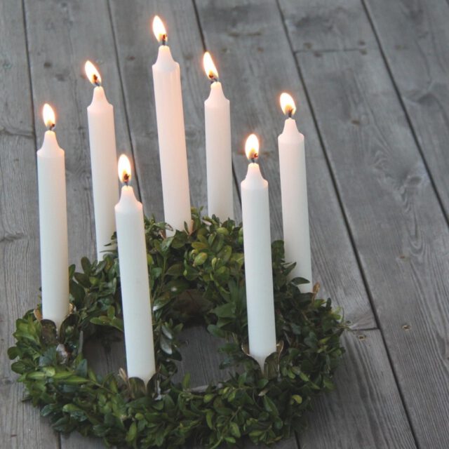 Ich vermisse das Weibliche zu dieser magischen Zeit. Neben dem Weihnachtsmann, dem Heiligen Nikolaus, dem Christkind, den Drei Königen, dem Josef, dem Ochsen und Esel gibt es auch: Maria!  Welche Rolle spielt Maria wirklich in dieser Zeit? Wer singt für Maria? Wer bringt ihr Geschenke? Gibt es einen Augenschein auf das Mysterium der Geburt? Auf das Wunder, das im Mutterleib passiert? Im Mutterleib ist es dunkel. Wir alle wachsen im Dunkeln heran. Wo bleibt Marias Würde?  Die so genannte Mütternacht ist ein Begriff, der gefunden werden kann. Ja, diese Zeit zwischen Leben und Tod oder zwischen Tod und Leben, die Millisekunde rund um Mitternacht – der Moment, in dem es weder das eine noch das andere gibt: Stille. Absoluter Stillstand. Nicht ein Atemhauch.
Das ist die Zeit der schützenden Hand der Urmutter: Wenn wir im Leben nicht mehr weiter wissen. Wenn es diese unbequeme Zwischenzeit gibt. Wenn es so dunkel wird, dass wir es mit der Angst zu tun bekommen. Wenn das Licht noch zart ist. Wenn es viel zu langsam geht. Dann kommt die Urmutter zu uns.  Auch zur Wintersonnenwende. Auch rund um Weihnachten. Da besonders. (Und ja, an den anderen Tagen auch!)  Ich weiß: Alles Begriffe. Alles Bedeutungen. Geht man noch etwas zurück in Überlieferungen, dann findet man Lucia, Frau Holle, die wilde Percht, Anna, die Todesgöttin, die Steinfrau, die Luftfrau. Alle im Lichtschein-Gewand. Nichts daran ist gruselig. Nein. Sie helfen über die Schwelle. Sie haben beide Seiten in sich: das Dunkle und das Lichte. Sie kennen sich aus!  Ich vermisse das Weibliche zu dieser magischen Zeit. Die Urmutter, die wie ein Ruhepuls den winterlichen Lebenstakt angibt.  Schützend. Behütend. Und in aller Ruhe. Stille!
Ich vermisse sie.  #dasgesundmagazin #birgitmatz #weiblicheswissen #naturspiritualität