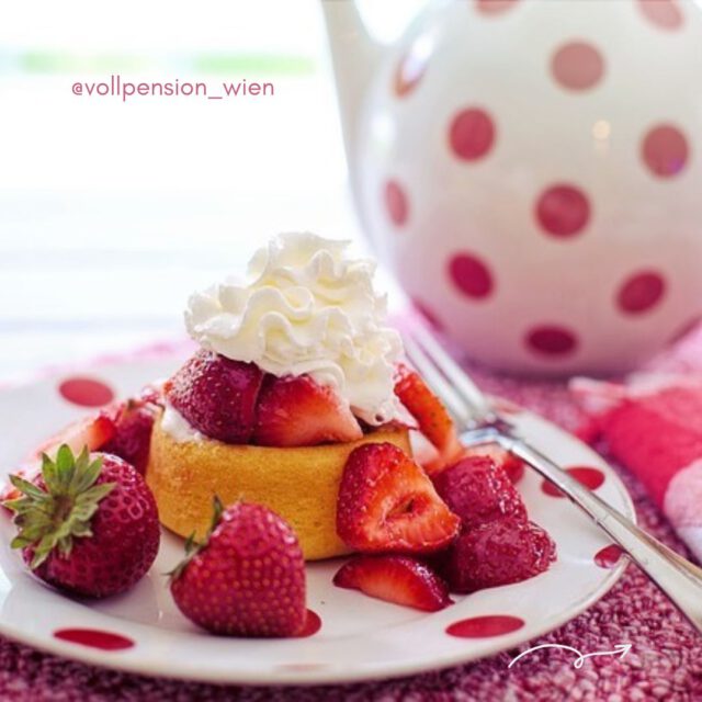 🧁RICHTIG, RICHTIG GUT! Das Café @vollpension_wien!
🧁In Wien entstand eine Café-Idee, die große und weite Kreise ziehen sollte: In der Vollpension backen Pensionäre Kuchen & mehr und sichern damit nicht nur ihre eigene „Pension“, sondern auch ihr Lebensglück. Das soziale Eingebundensein und das Gefühl, etwas geben zu können – das wiegt so viel, dass alle etwas davon haben!  🧁NACHAHMENSWERT!  Das Kuchenbacken wird so zum politischen Statement und schließt die großen Lücken, die das Sozialsystem (immer noch oder sogar noch mehr) schafft. Das ist in Österreich so und auch in Deutschland.  🧁 Was ich bemerkenswert finde: Das Café erwirtschaftet sich selbst – ohne staatliche Zuschüsse. Und doch ist es durch und durch sozial.  MEHR DARÜBER IN MEINEM BLOGBEITRAG!
#dasgesundmagazin #cafevollpensionwien #gesundleben #birgitmatz #vorbild