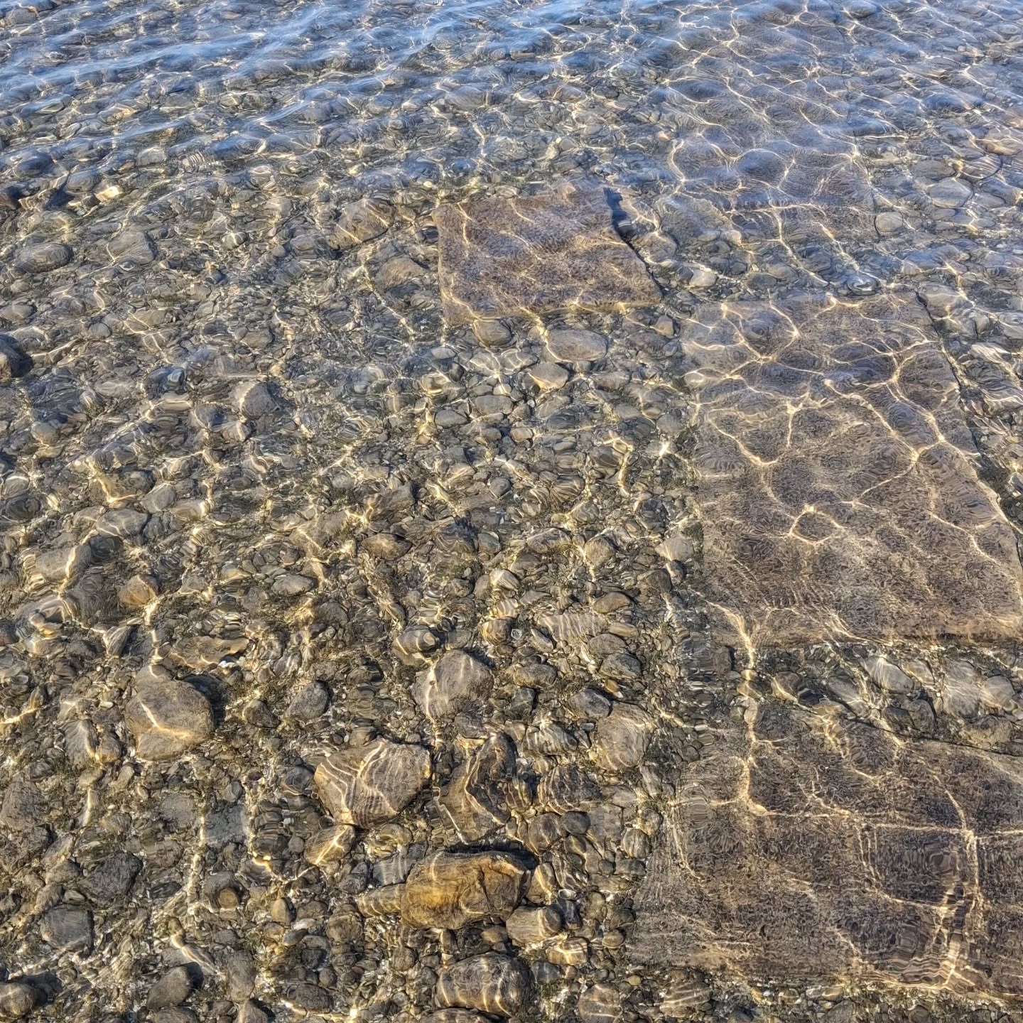 Bewegende Stille & Klarheit 
Wasser hat eigene Gesetze
Lebensnotwendig  #dasgesundmagazin #naturliebe #bodensee
