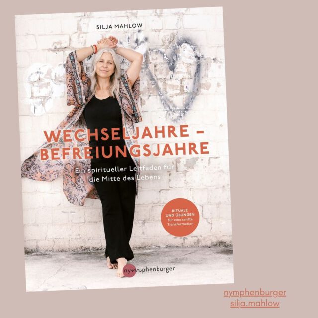 Tabu-Thema? Nein!
Stärke-Thema! Ja!
Befreiung in jeder Zeile und in jedem Satz! Silja Mahlow zeigt in ihrem dritten Buch, wie eine oft unterschätzte, doch so wichtige Phase im Leben einer Frau zu einer spirituellen Reise werden kann. Ja: Das Thema Wechseljahre ist inzwischen glücklicherweise breiter und tiefer in den verschiedenen Medien angekommen.  Aus einem Tabu-Thema wird ein Stärke-Thema! Ohne Beschönigung erzählt die Autorin Silja Mahlow von ihrem eigenen Weg, und wie sie diese Phase als Schlüssel zur inneren und äußeren Befreiung nutzt(e). Ihr Wissen über Ernährung, Naturheilmittel, Yoga und Coaching ist die Grundlage für eine Körperweisheit, die Ruhe, Anmut und Liebe ausstrahlt.  In dem schön und reich bebilderten Buch werden mit einer Reise durch die Chakren die verschiedenen Lebensbereiche angesprochen und über die schreibende Selbstreflexion genauso die spirituelle Ebene der Menopause angesprochen. Mit vielen Tipps, Interviews und Yogaübungen kann so ein Weg entstehen, der von Selbstentwicklung und Selbstbekräftigung spricht.  Die feinen Impulse nähren die Seele und feiern das Frausein!  Ein Buch für die beste Freundin und auch für Therapeuten oder Berater in Begleitung.  MEHR IN MEINEM BLOG!  #dasgesundmagazin #birgitmatz #siljamahlow #gesundlesen #nymphenburger #wechseljahre #menopause #spirituellerweg #chakren #lebensmitte #yoga