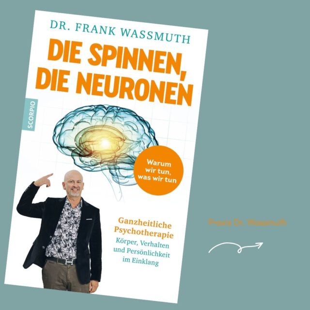WAS FÜR EIN AHA-EFFEKT! Das ist das erste Buch, das mich schon beim ersten Satz im Vorwort abgeholt hat! 🙂  Der praktizierende Facharzt für Psychiatrie und Psychotherapie, Neurologie und Arzt für funktionelle Medizin und Mikrobiologie Dr. Wassmuth erzählt humorvoll, was er in seiner Laufbahn und mit seinen Patienten erlebt(e) – meist auch schonungslos ehrlich. 🙂  Wer seinen Blog schon kennt, kann ahnen, was es im Fachbuch alles zu entdecken gibt! Sein ganzheitlicher Ansatz ist ein Weg, der lang anhaltende Gesundung möglich macht. Sein „Dreisatz“ lautet: Körper – Verhalten – Persönlichkeit. 🙂  Die Logik dahinter ist vollkommen logisch: Es muss zuallererst nach den Neurotransmittern, den Mitochondrien, den Darmbakterien, der Ernährung und dem Vitalstatus geschaut werden. Erst dann können verhaltenstherapeutische Maßnahmen und der Blick auf die Persönlichkeit sinnvoll wirken. Diese Zusammenhänge sind super gut erklärt und bringen so manchen Aha-Effekt.  Auch bei schweren Themen darf ein kritischer Blick und erhellende Selbstironie nicht fehlen. Das neue Buch von Dr. Wassmuth ist erfrischend anders, in der Tiefe klärend und in der Weite verbindend. Es ist ein Handbuch, das in keiner Praxis fehlen darf! Gleichzeitig sind die Themen so verständlich geschrieben, dass es vor allem für Patienten oder Klienten super hilfreich ist.  Unbedingt lesen!  #gesundlesen #dasgesundmagazin #docpraxiswassmuth  --
