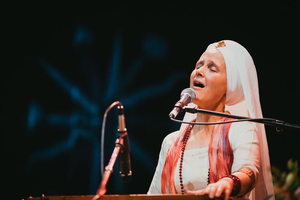 Snatam Kaur at the Queen Elizabeth Theatre, Toronto, ON Oct 29, 2019 Photo: Alejandro Santiago